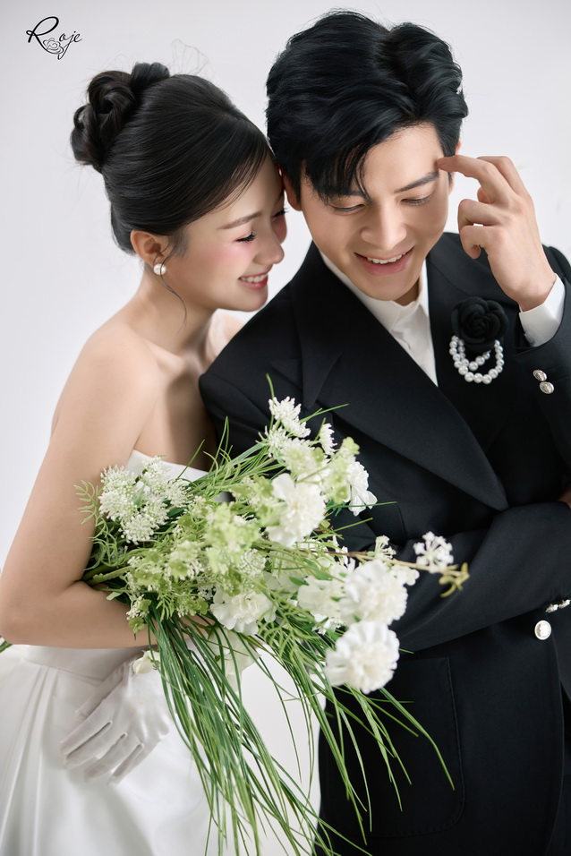 Concept chụp cưới phông trắng trơn điểm hoa xanh