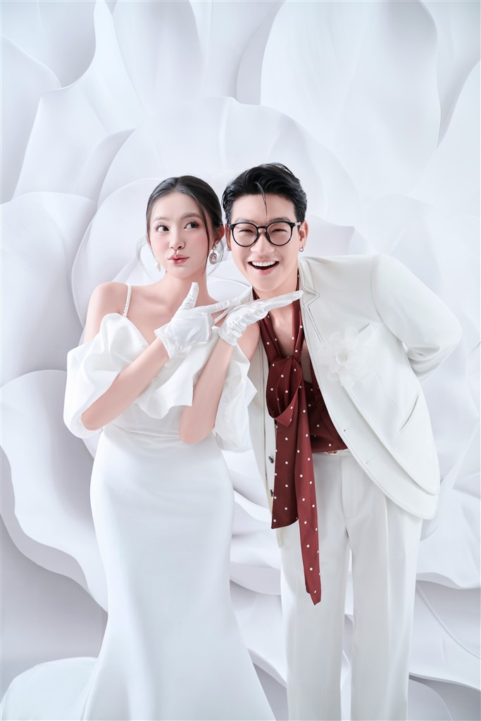 Concept chụp cưới phông hoa hồng Hàn Quốc