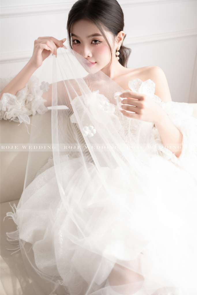 Concept chụp cưới style Hàn trên sofa